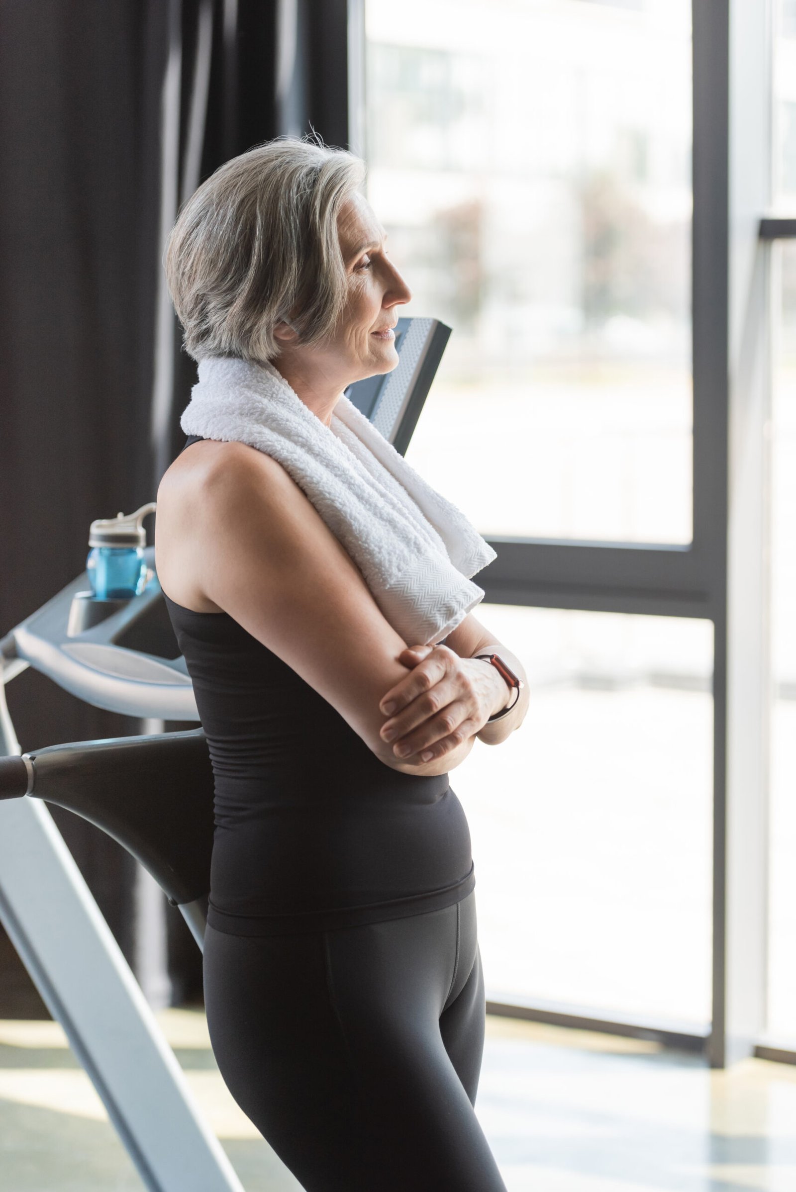 mujer mayor esperando realizar ejercicios
